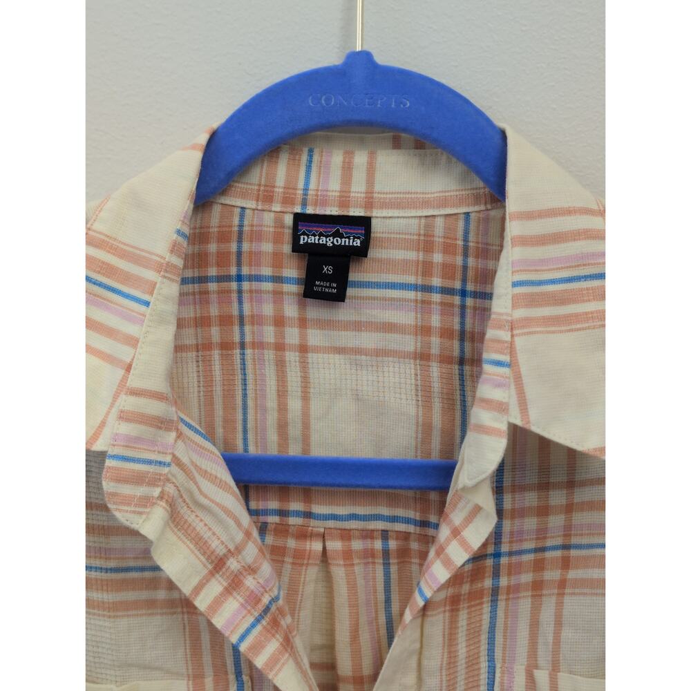 Patagonia Light Weight Button Down size XS - Picture 3 of 6